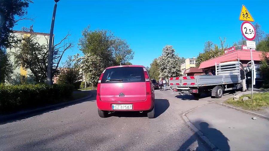 Mistrz, a w zasadzie mistrzyni kierownicy, przyspiesza, zwalnia, próbuje skręcić w lewo, w prawo... masakra