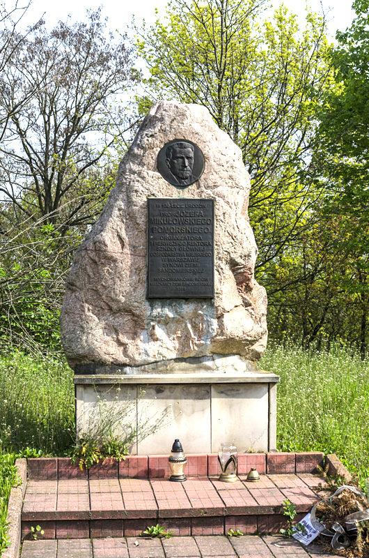 Tu urodzoł się Józef Mikułowski-Pomorski
