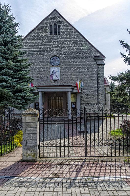 Na placu JP II w Malicach Kościelnych przed kościołem pw. Matki Bożej Wniebowziętej