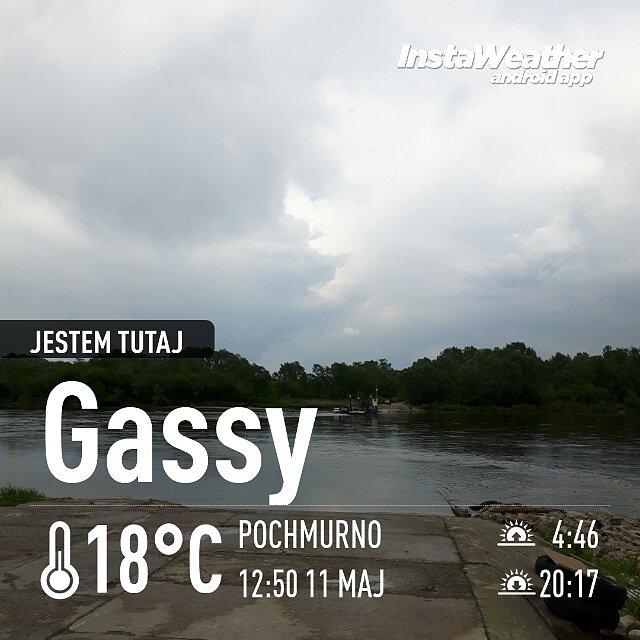 Tradycyjna fotka przystani i promu