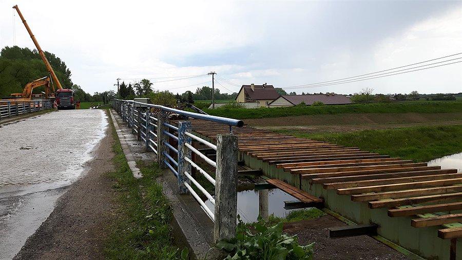 Czyżby powstawał mostek dla rowerzystów nad Jeziorką w Obórkach?