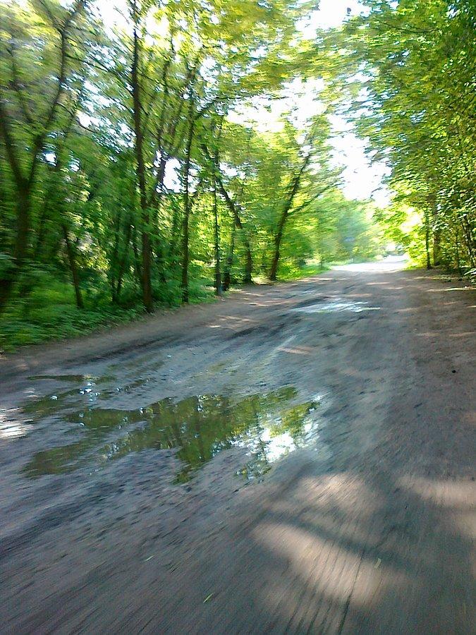 Ulica Kleebera. Wskaźnik pozoimu mopadów. Jeśli można swobodnie przejechać, znaczy, że jest susza