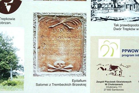 Na tablicy informacyjnej przy kościele w Chobrzanach