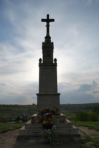 Krzyż na szczycie kopca Salve Regina