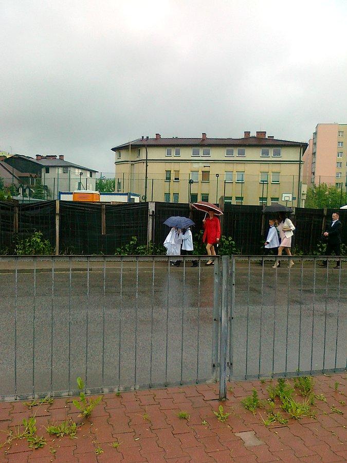 Woda z góry, biedne dzieciaczki akurat w takiej chwili