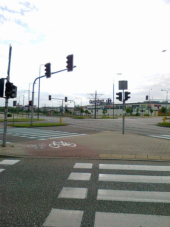 Pusto na skrzyżowaniu. Dziś centra handlowe są zamknięte