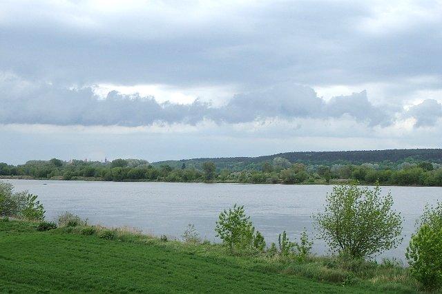 Wisła niedaleko Kosowa, a w oddali - wieże kościołów w Chełmnie
