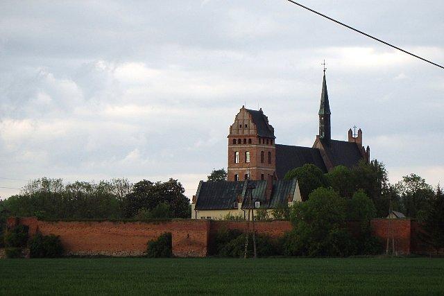 Panorama Starego Świecia, czyli pozostałości murów miejskich i kościół farny