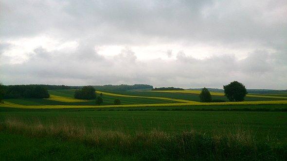 Ciemne chmury nad polami