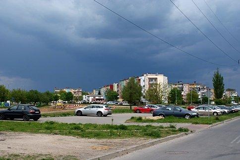Czarne chmury nad miastem