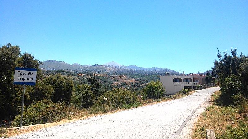 Tripodo i Psiloritis (ponad 2500) w tle