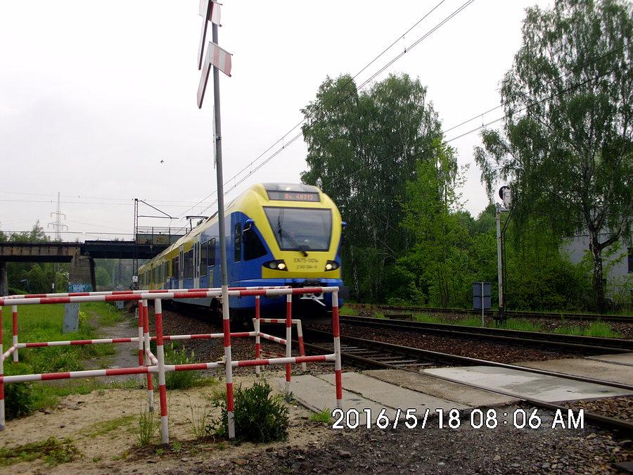 EN 75-001 FLIRT jako pociąg osobowy Kolei Śląskich nr 49313 z Katowic do Wisły Głębce w okolicy przejścia dla pieszych przez linię nr 139 w ciągu ulicy Szadoka na Ligocie