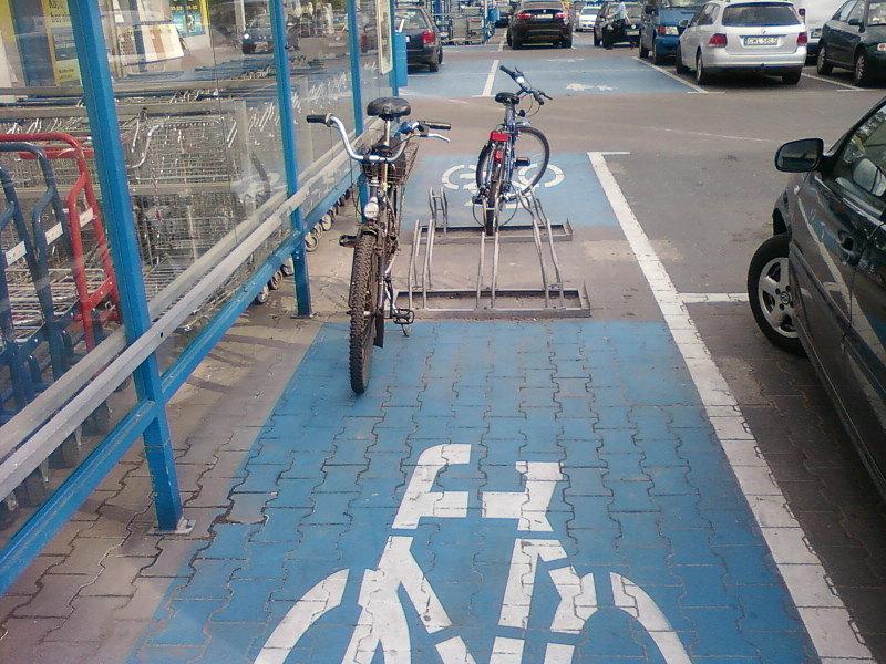 Parking rowerowy przed Castoramą