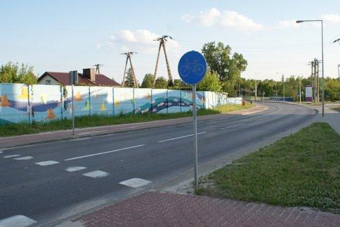 Przejazd rowerowy z jedną na drugą stronę na jednym z łuków ul. Milenijnej