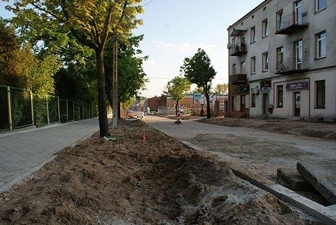 Po co tyle miejsca na trawnik ewentualnie chwasty? Możnaby lepiej wykorzystać tę przestrzeń, poszerzając jezdnię, albo wytyczyć jednokierunkową DDR, po tej stronie jezdni jak i po drugiej.....eh