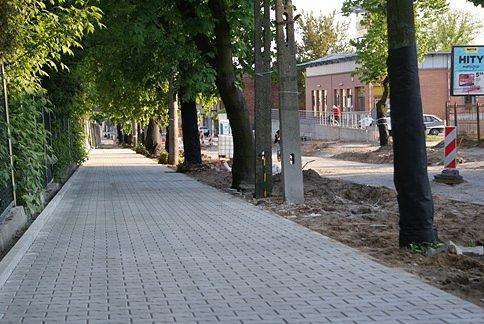 Szeroki chodnik na ul. Warszawskiej po stronie działek