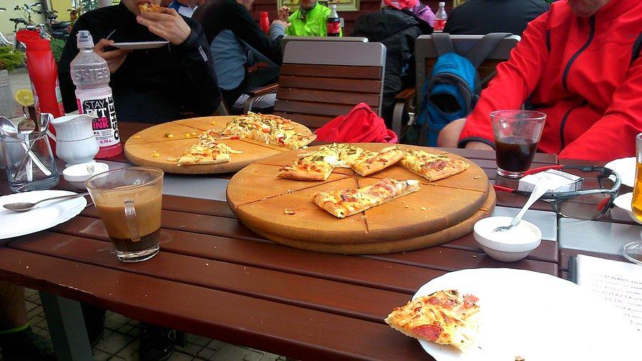 Pizza szybko znikała