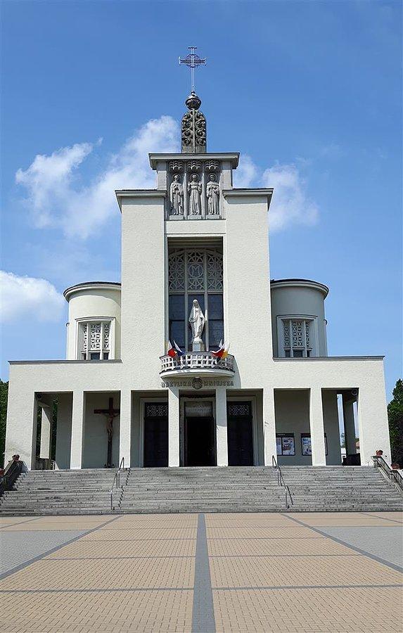 Fronton kościoła w Niepokalanowie