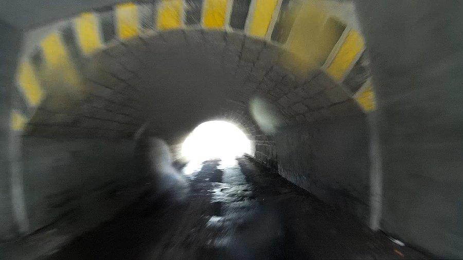 W tunelu