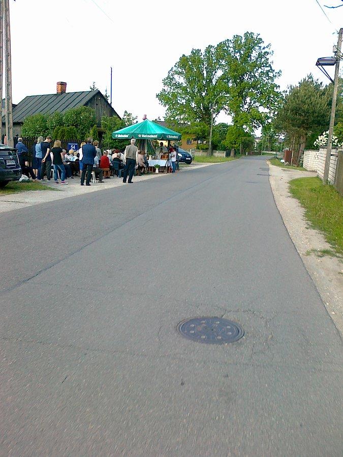 Sądziłam, że to też festyn, ale to nabożeństwo majowe pod parasolem z reklama browaru