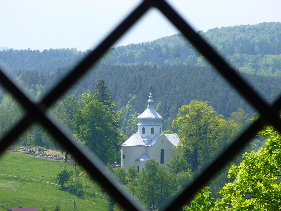 Przez kraty