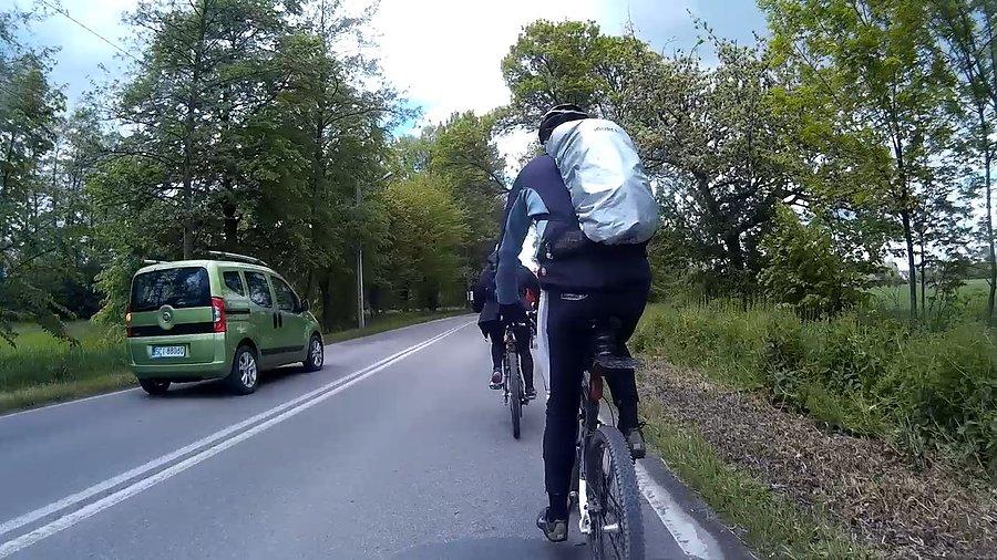 Po lewej debil w samochodzie, wyprzedzał kolumnę rowerzystów na podwójnej ciągłej, na lekkim łuku, bez widoczności, kilka sekund później odbijał w prawo na naszych rowerzystów, bo coś jechało z przeciwka