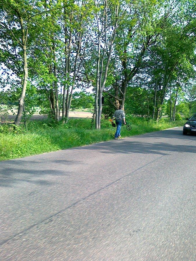 "Saper" z oprzyrzadowaniem idzie na pole szukać skarbów