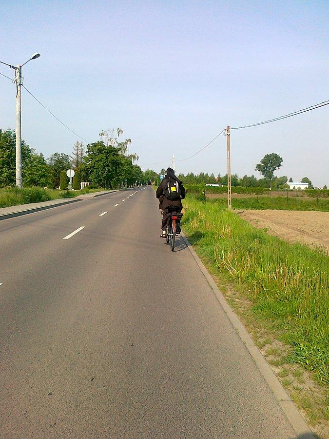 Rowerzystki przede mną to zakonnice. Jedna miała na plecaku naszywkę " Chetnie pomodlę się za Ciebie." Nie skorzystałam.Nie zapytałam też, jaką maja stawkę, a może gratis?