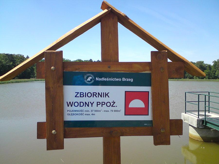 Nowa tablica nad Stobrawskim Stawem