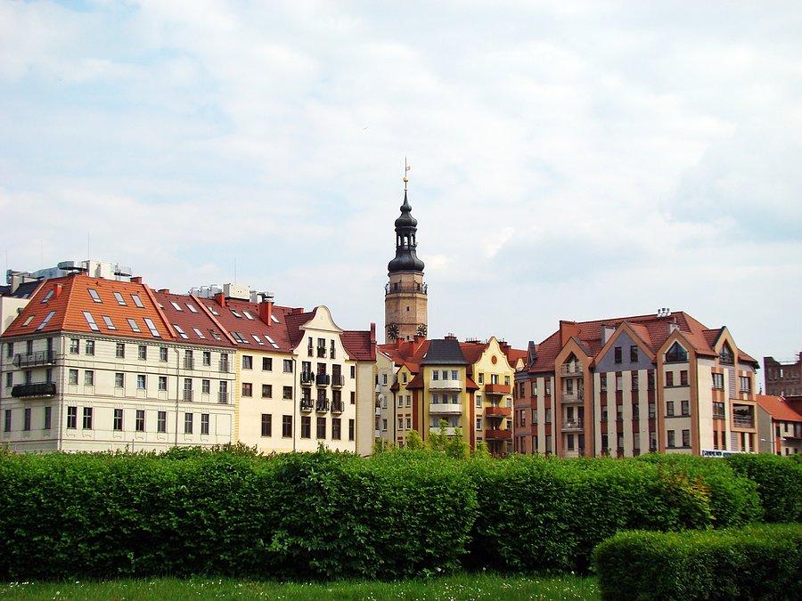 Głogów - Stare Miasto. W tle wieża ratuszowa