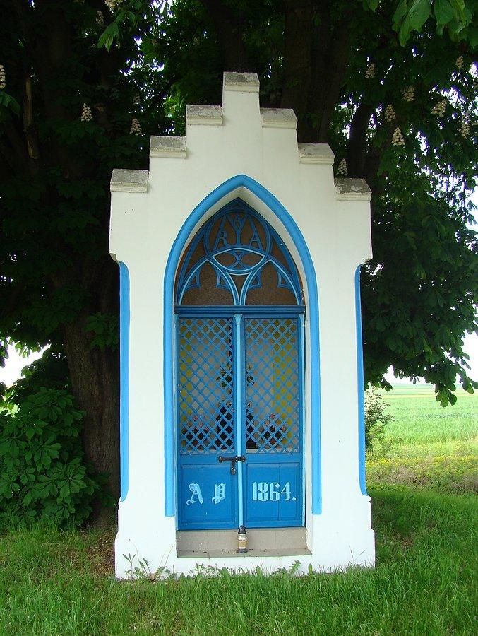 Kapliczka przydrożna przy wjeździe do Bytnika z 1864 r.