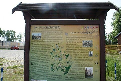 Muzeum w przestrzeni w Rogowie - w tych okolicach takich tablic jest mnóstwo