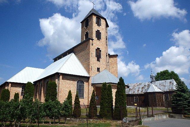 Dwa kościoły - na pierwszym planie ten lepiej opłacalny, na drugim ten mniej