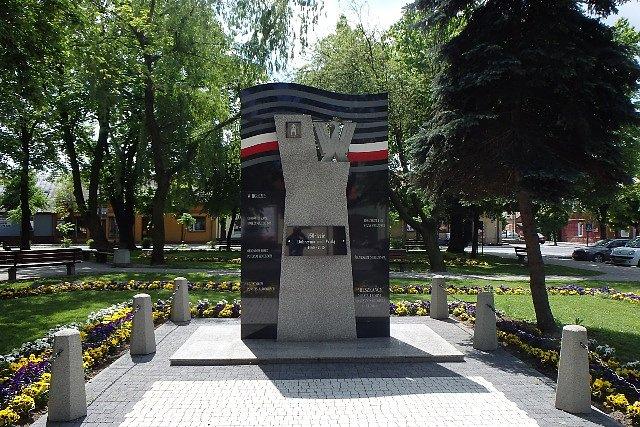 Dobrzyń nad Wisłą - pomnik na rynku z okazji 950-lecia powstania miasta