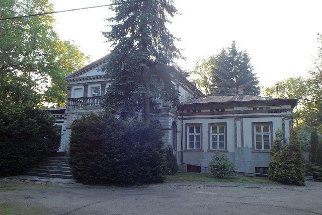 Zabytkowy dwór w Steklinie