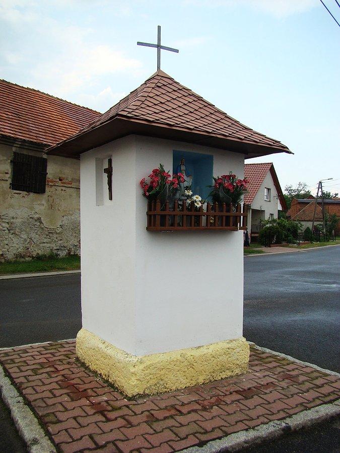 XIX-wieczna kapliczka w centrum wsi Smardzów