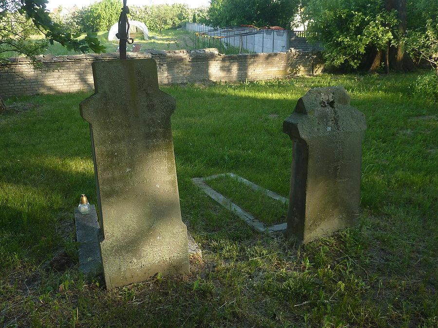 Swastyka wyryta na jednym z nagrobków na cmentarzu niemieckim na Kępie Zawadowskiej