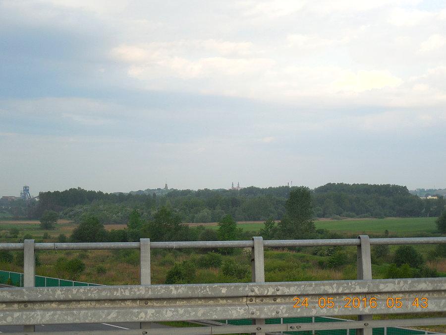 Widok w stronę centrum Piekar Śląskich ze wzgórza koło Namiarek - w centrum kadru wieże bazyliki i kościoła na kalwarii
