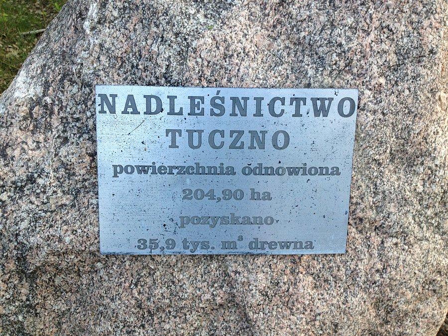 Tabliczka na kamieniu