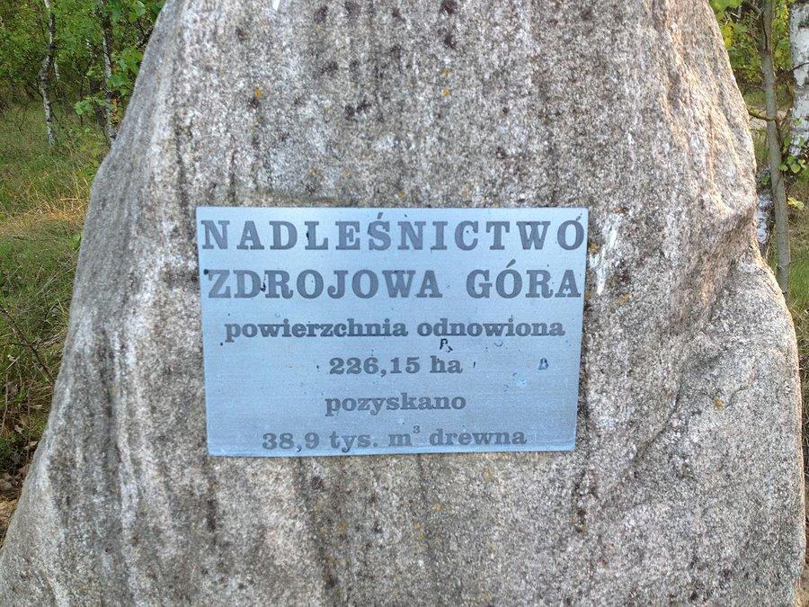 Tabliczka na kamieniu