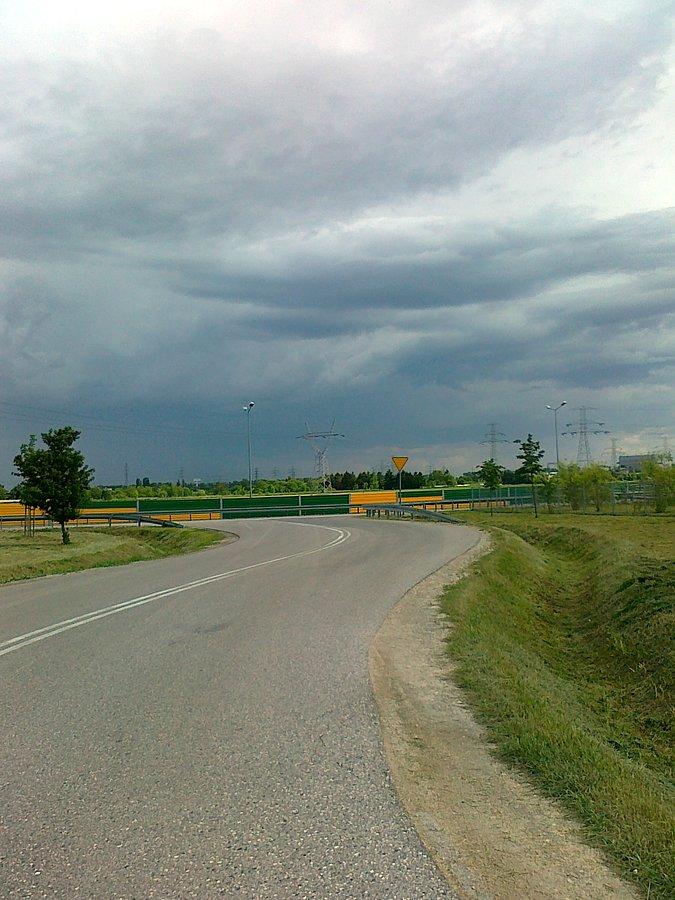 Ciemne chmury nad drogą