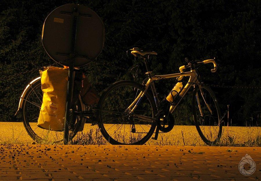 Nocne posiadówy na poboczach