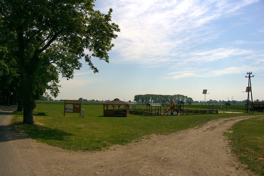 Prawie w każdej mijanej wsi jest plac zabaw i miejsce na grilla lub ognisko