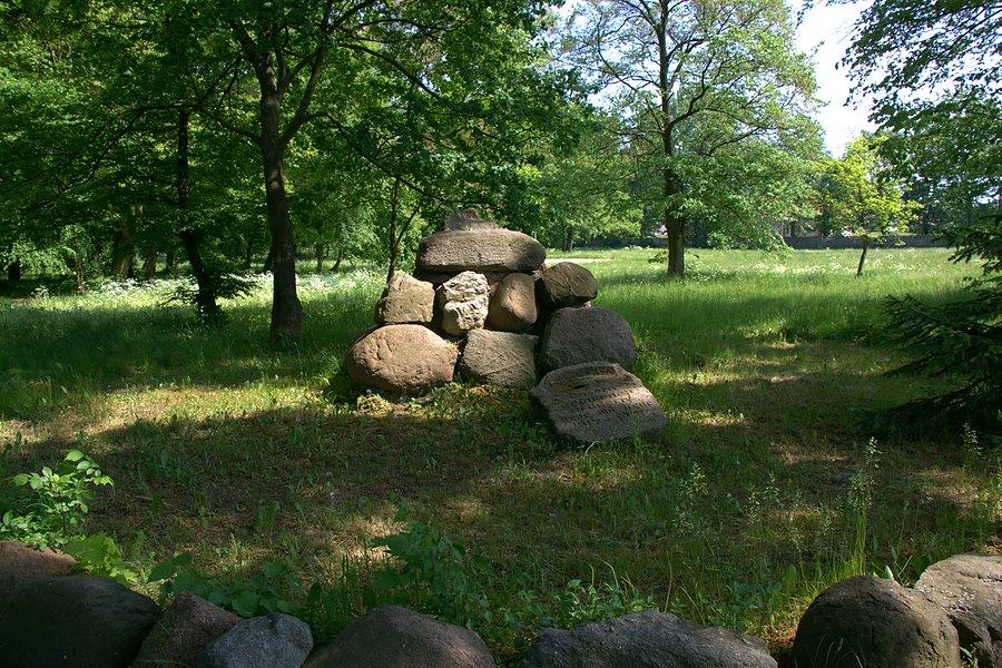 A tak ten pomnik wygląda w całości
