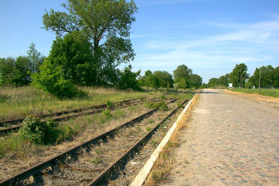 Byle z prawej strony torów