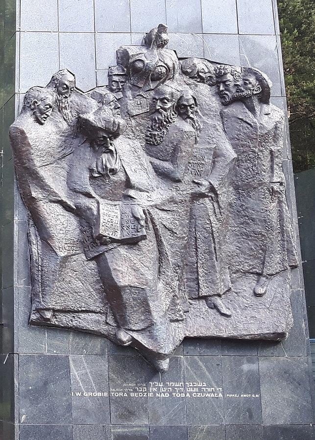 Fragment bramy cmentarnej