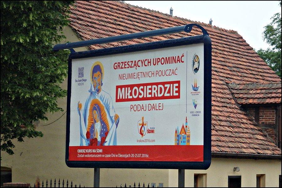 Przed kościołem w Wilkszynie
