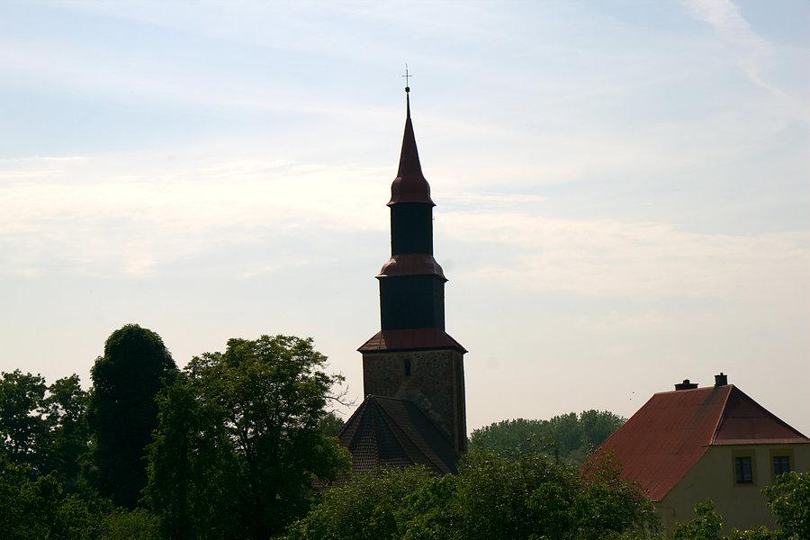 Wieża kościoła w Poczerninie od tyłu widziana