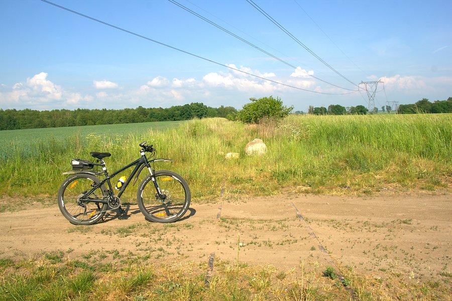 Najpierw do torów mnie doprowadziła które kiedyś do Ińska wiodły