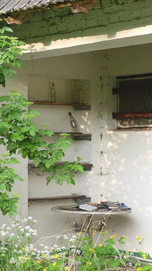 Czytelnia. Część książek na stole inne na półce